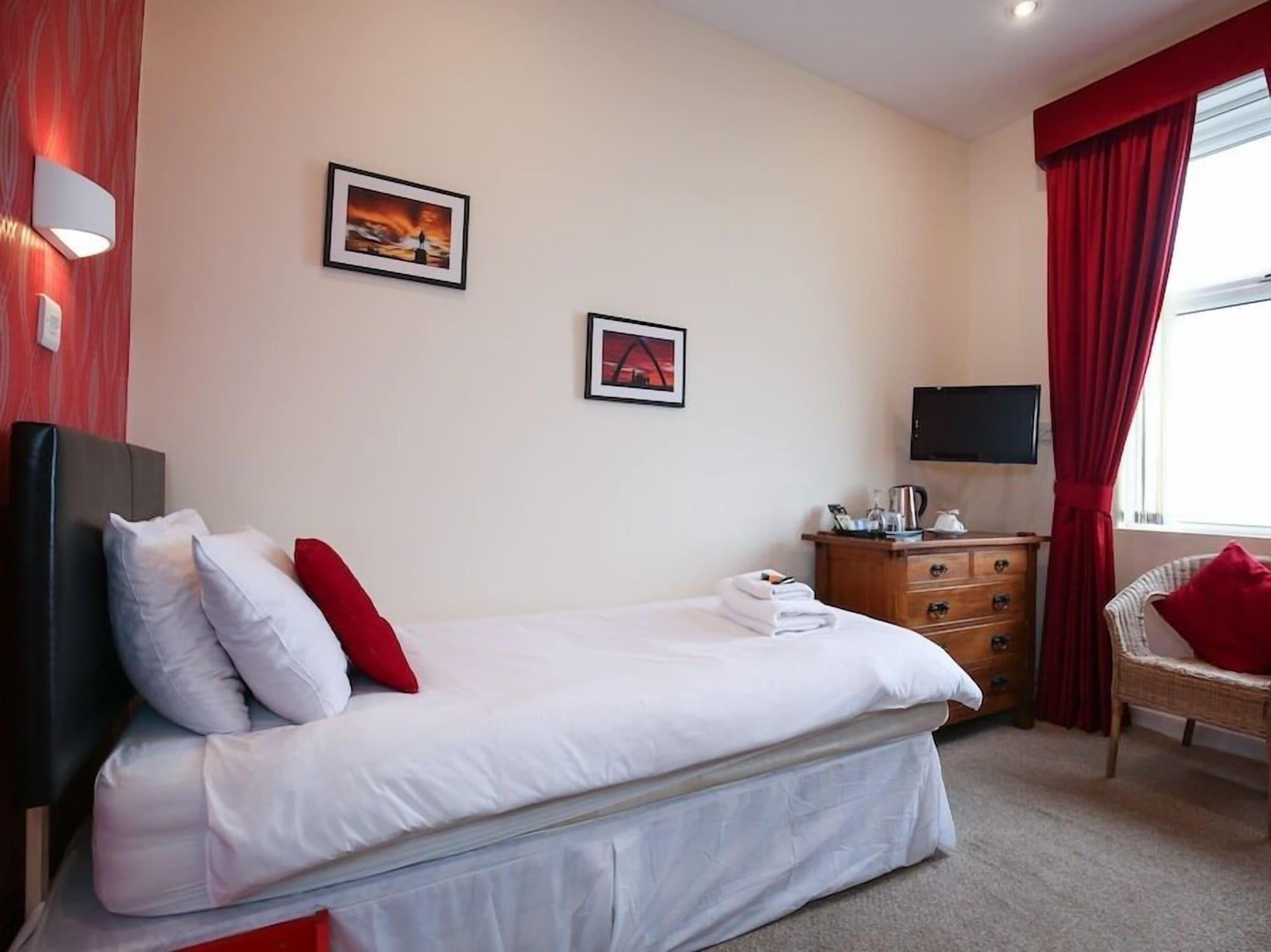 Riviera Guesthouse Уитби Екстериор снимка