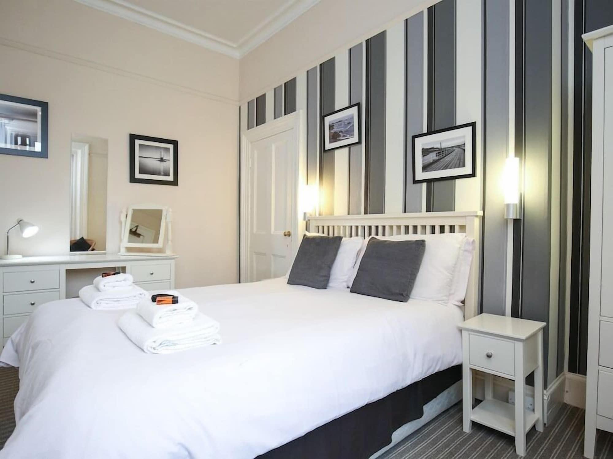 Riviera Guesthouse Уитби Екстериор снимка