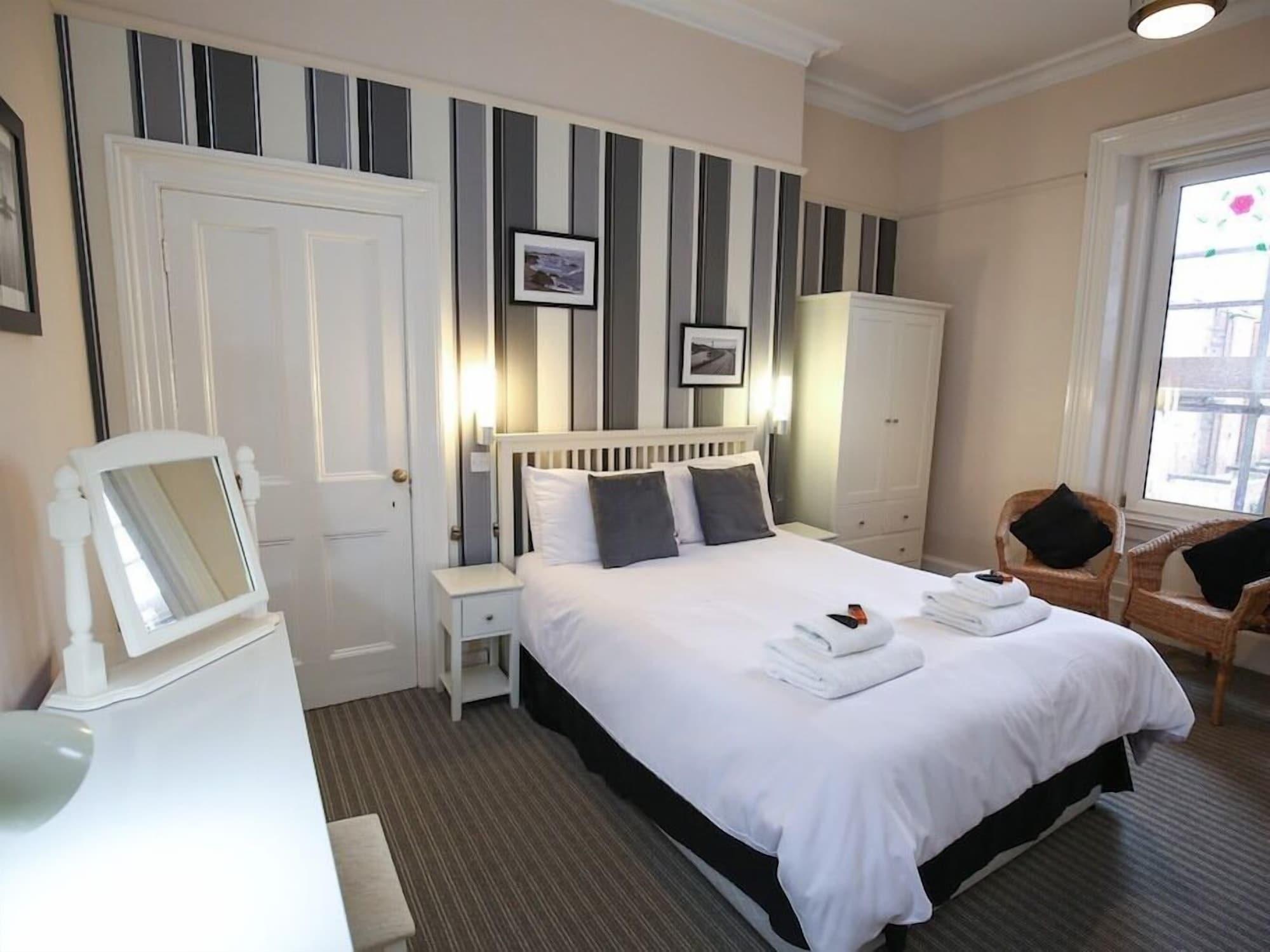 Riviera Guesthouse Уитби Екстериор снимка