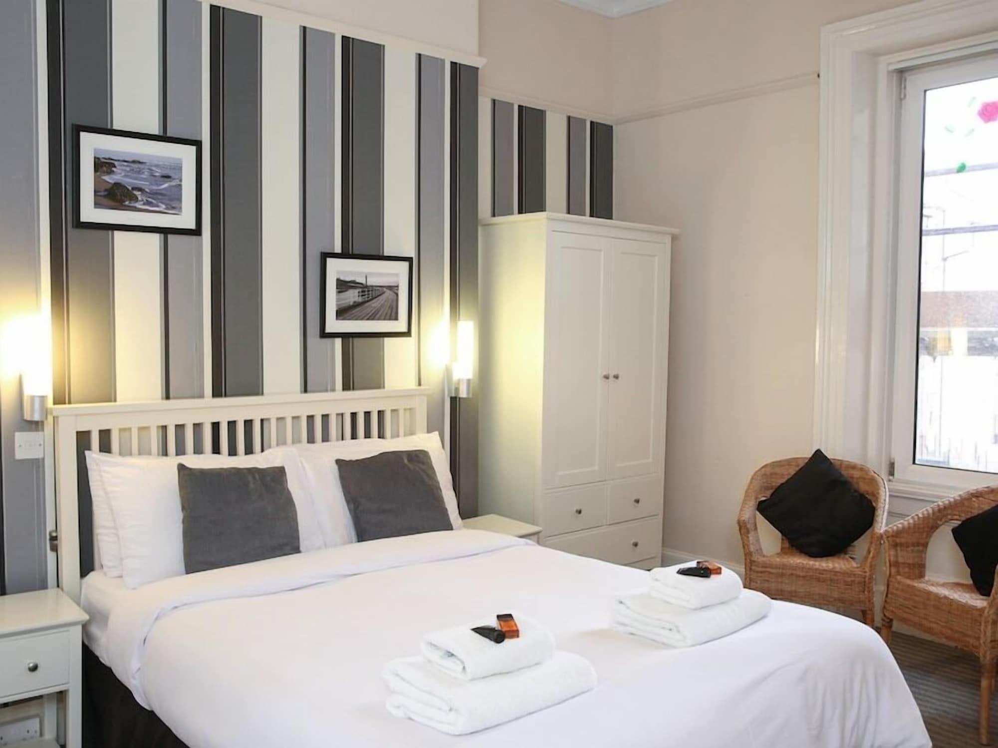 Riviera Guesthouse Уитби Екстериор снимка