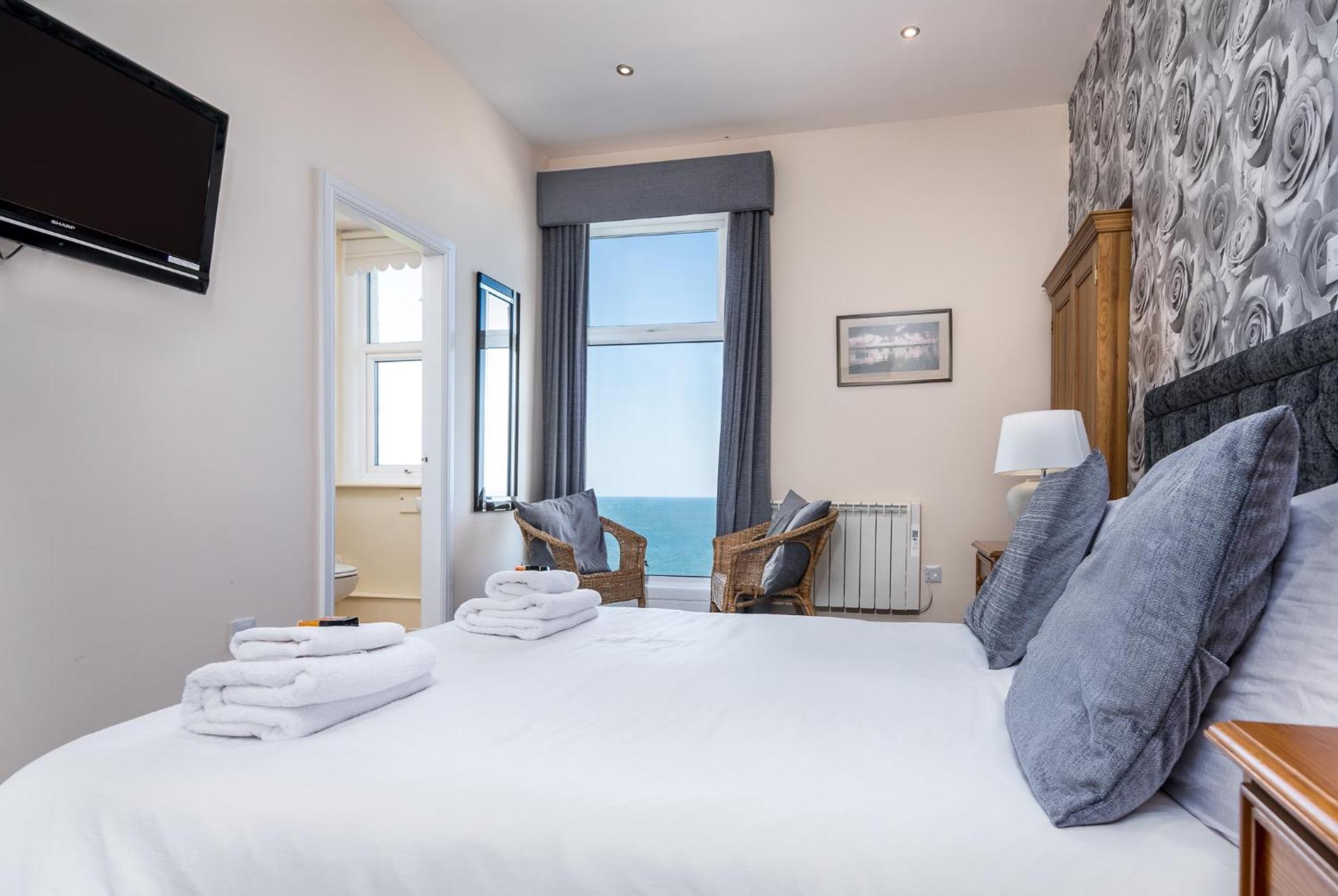 Riviera Guesthouse Уитби Екстериор снимка
