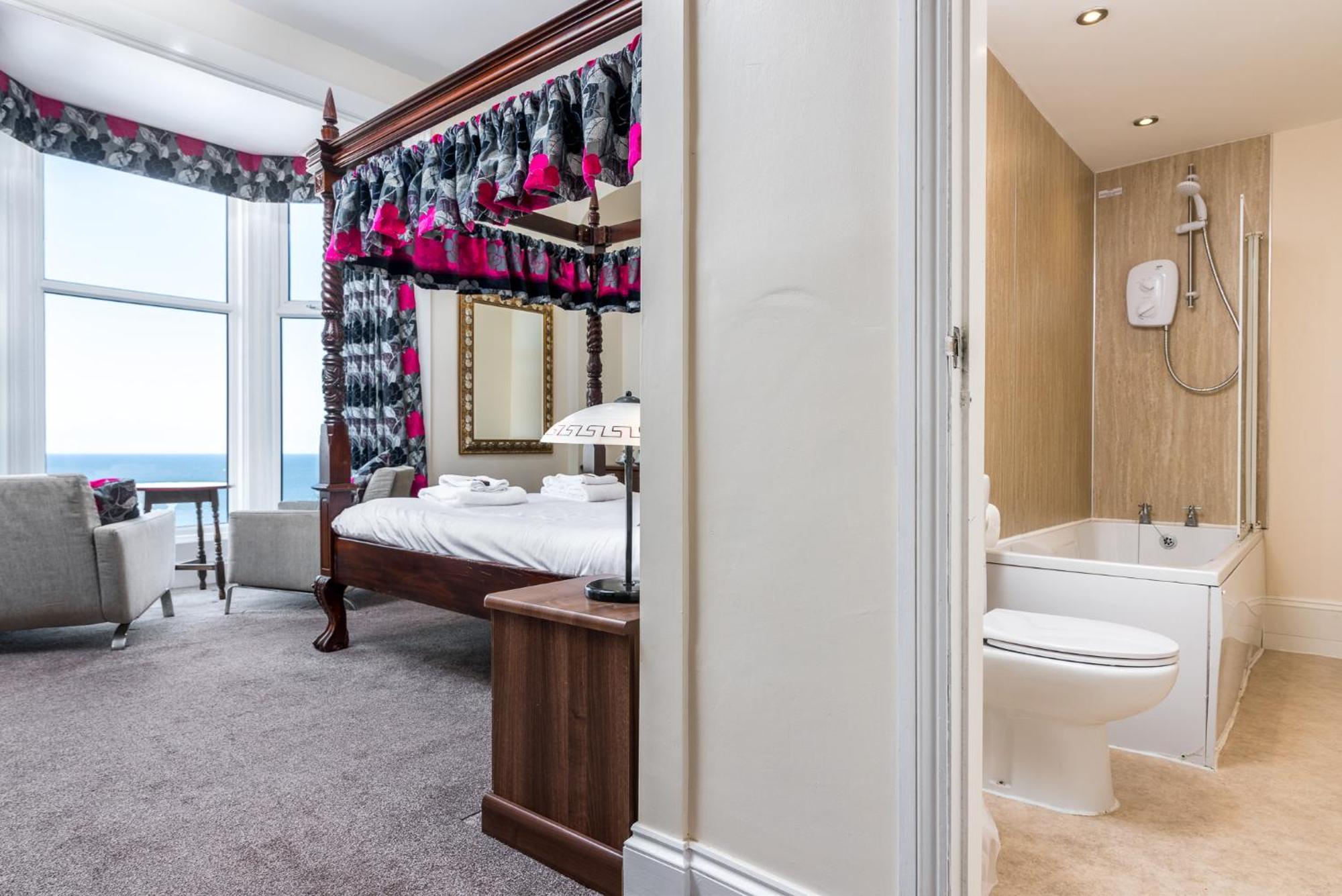 Riviera Guesthouse Уитби Екстериор снимка